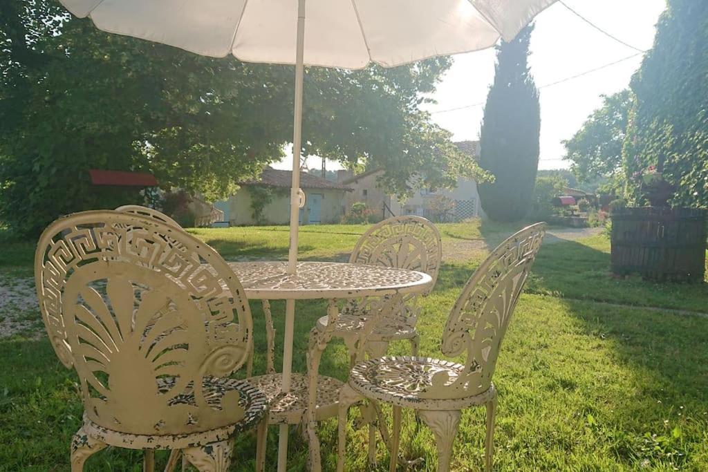 Entire Apartment With Swimming Pool Near Aubeterre Saint-Romain  Extérieur photo