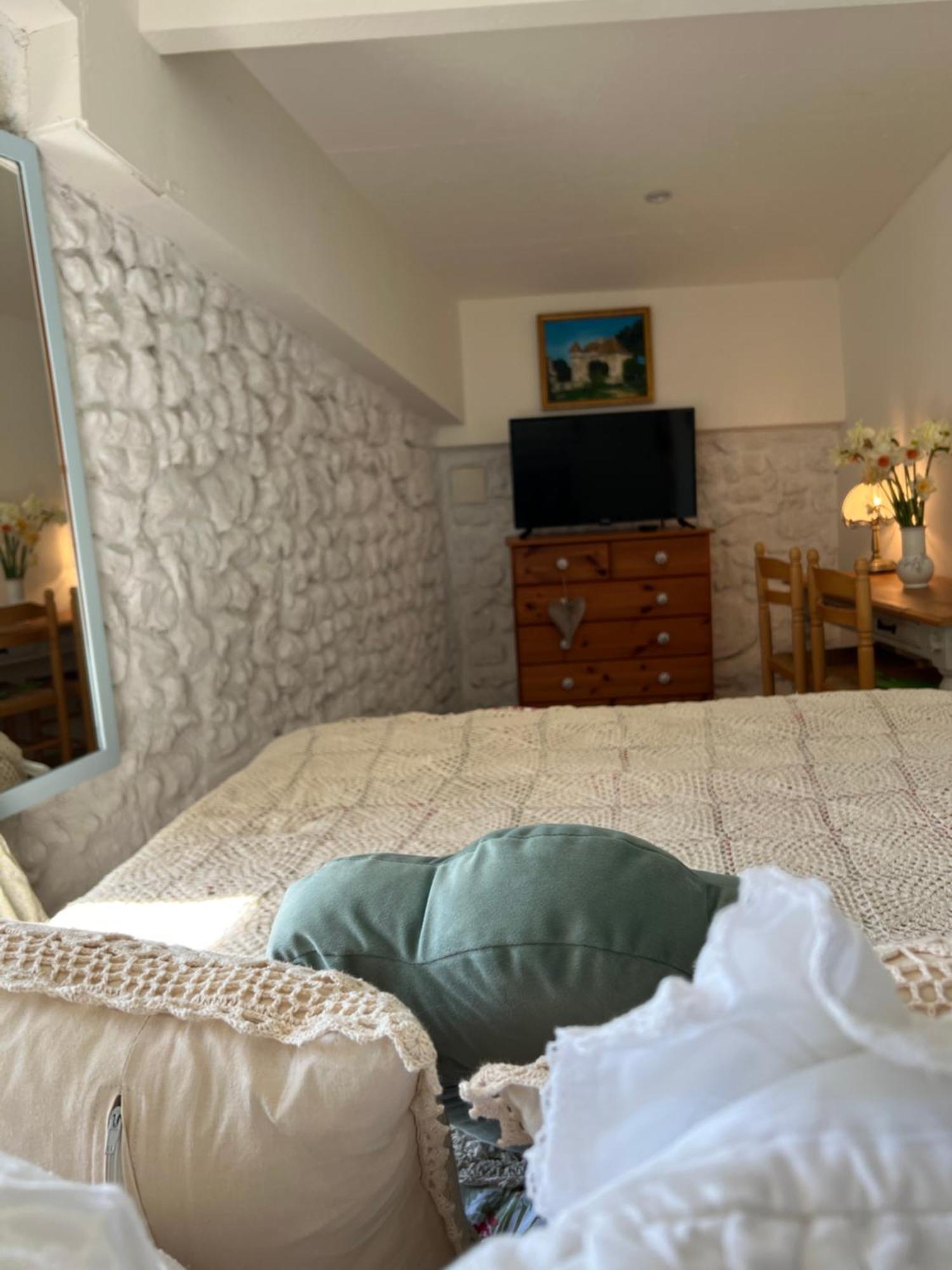 Entire Apartment With Swimming Pool Near Aubeterre Saint-Romain  Extérieur photo