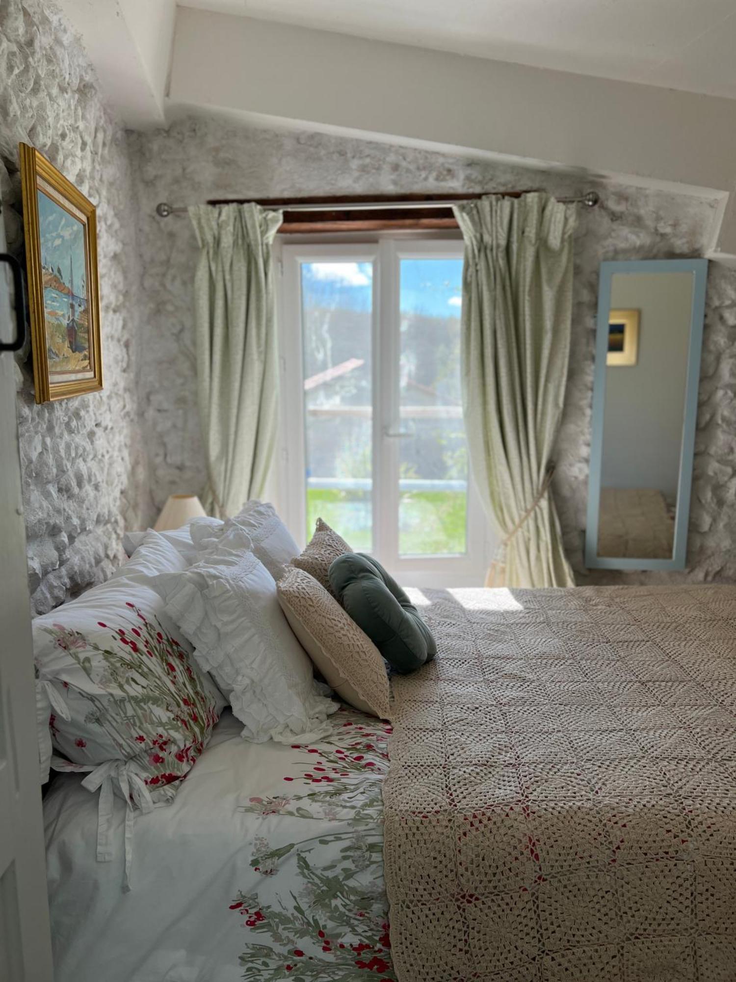 Entire Apartment With Swimming Pool Near Aubeterre Saint-Romain  Extérieur photo