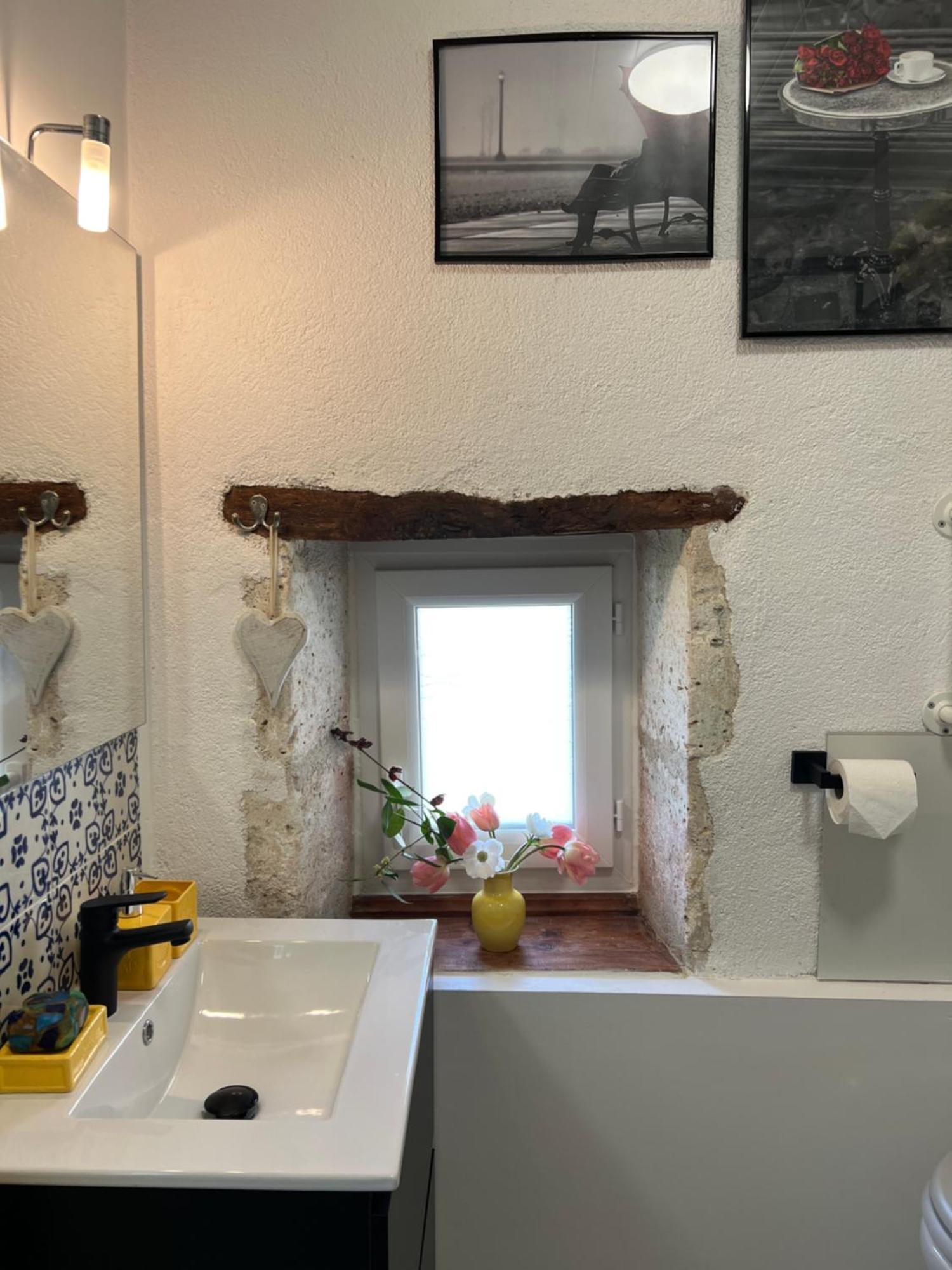 Entire Apartment With Swimming Pool Near Aubeterre Saint-Romain  Extérieur photo