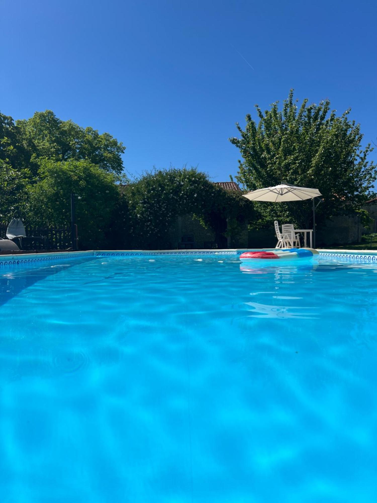 Entire Apartment With Swimming Pool Near Aubeterre Saint-Romain  Extérieur photo