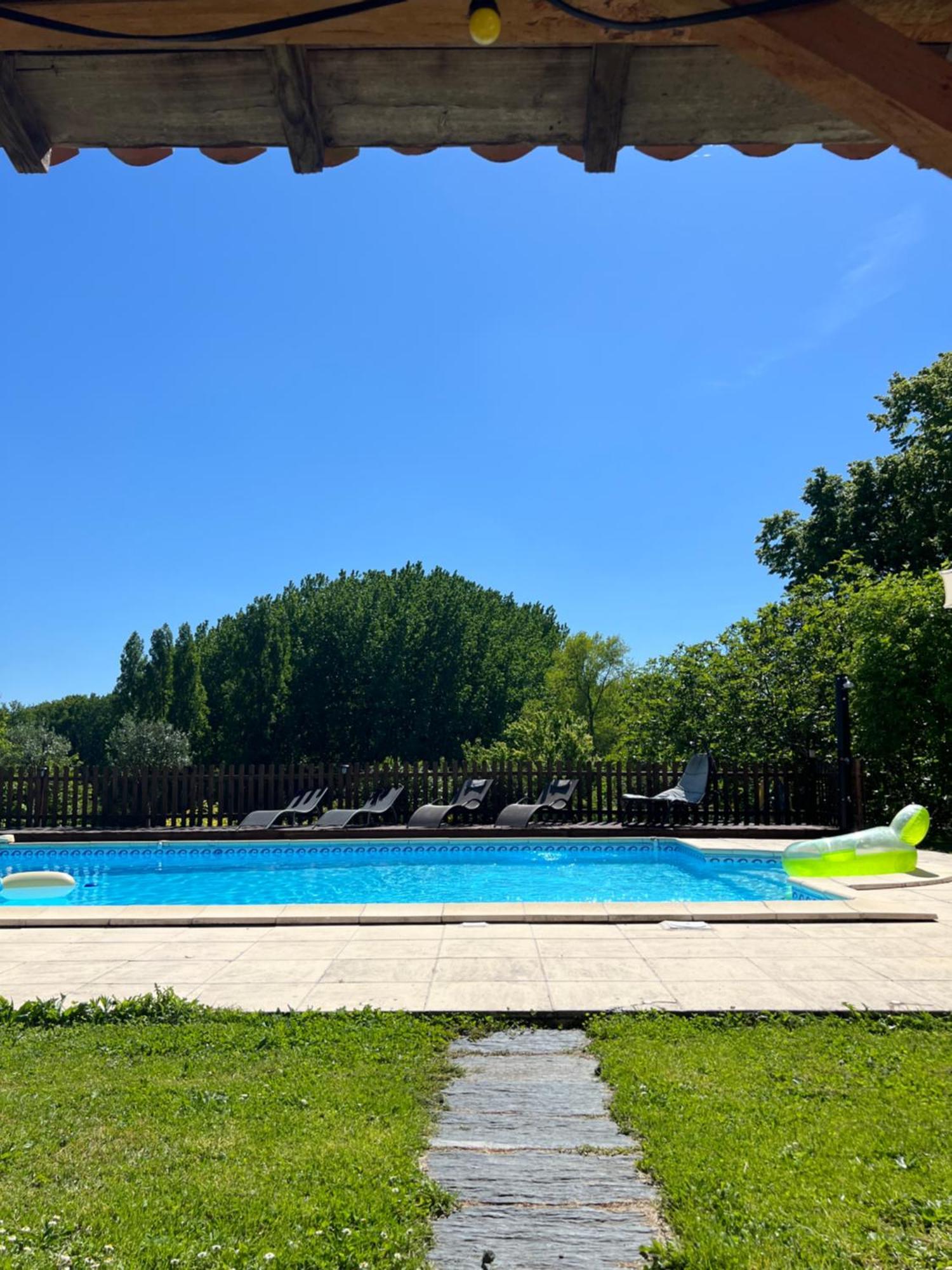 Entire Apartment With Swimming Pool Near Aubeterre Saint-Romain  Extérieur photo