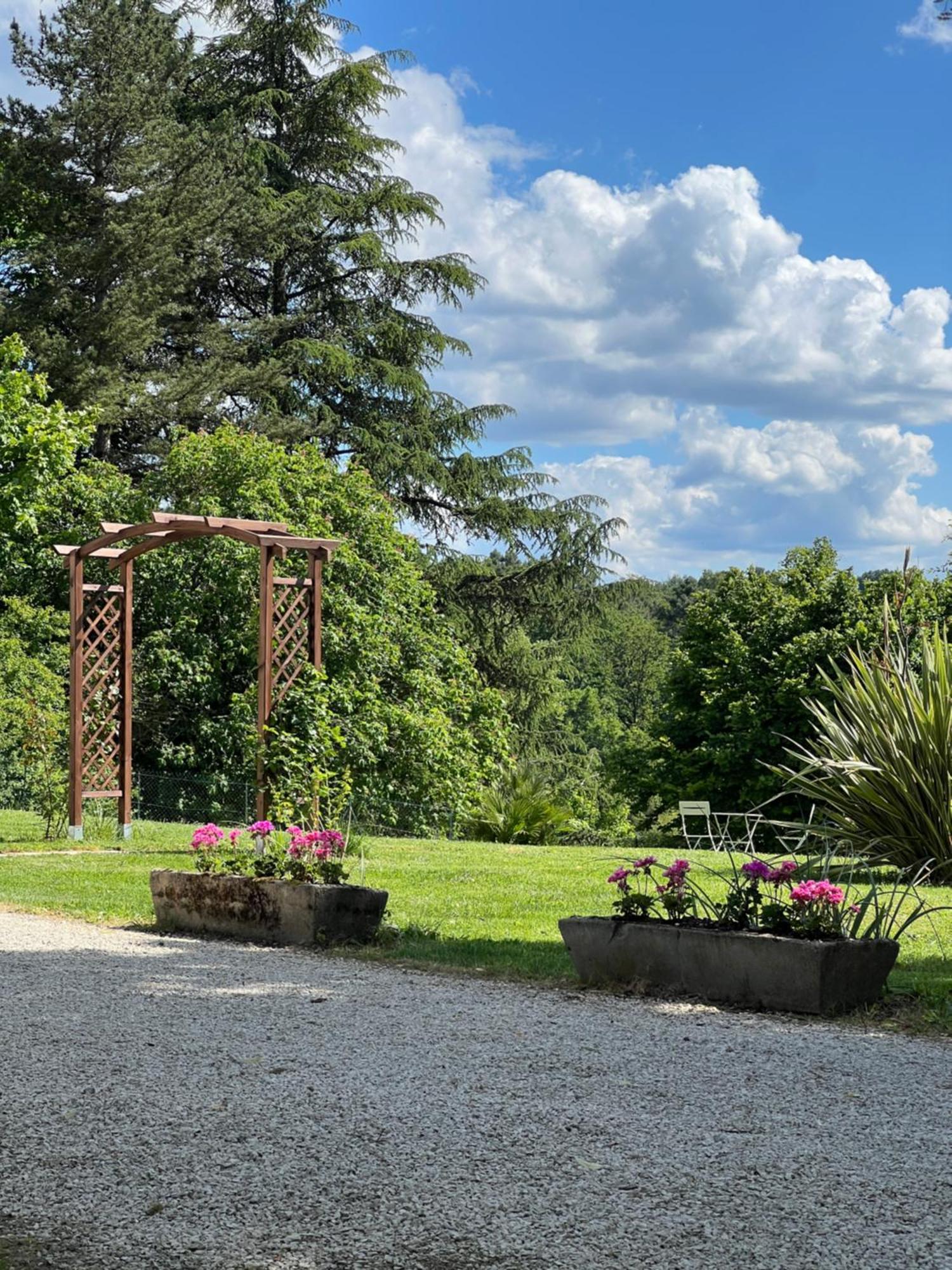 Entire Apartment With Swimming Pool Near Aubeterre Saint-Romain  Extérieur photo